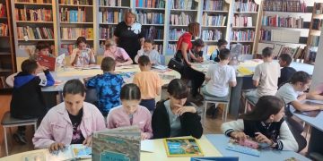 Elevii Școlii Gimnaziale Cernești au descoperit universul cărților la Biblioteca Județeană „Petre Dulfu”