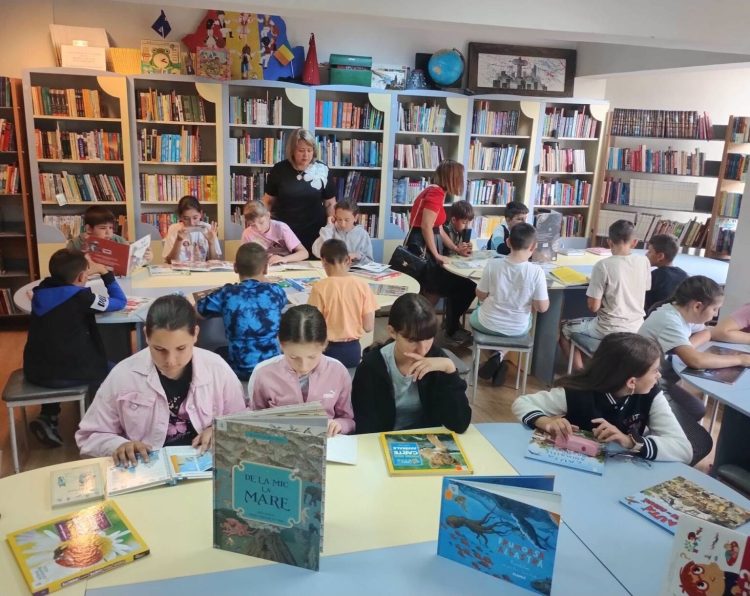 Elevii Școlii Gimnaziale Cernești au descoperit universul cărților la Biblioteca Județeană „Petre Dulfu”