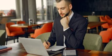 Gestionarea salariilor și a documentelor de personal: tendințe care modelează companiile românești