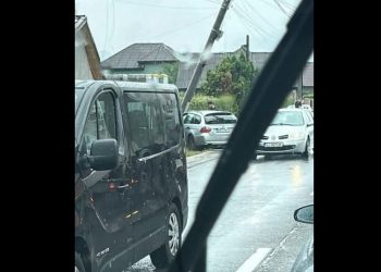 Accident rutier în Tăuții de Sus. Un autoturism a lovit un stâlp de electricitate, traficul se desfășoară cu dificultate
