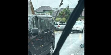 Accident rutier în Tăuții de Sus. Un autoturism a lovit un stâlp de electricitate, traficul se desfășoară cu dificultate