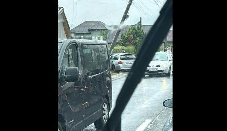 Accident rutier în Tăuții de Sus. Un autoturism a lovit un stâlp de electricitate, traficul se desfășoară cu dificultate