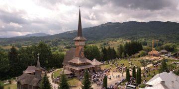 Credincioși din Maramureș, reuniți la hramul Mănăstirii Dragomirești
