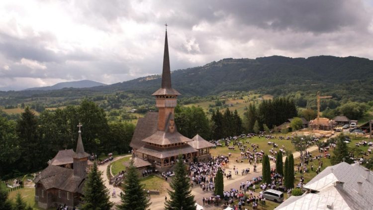 Credincioși din Maramureș, reuniți la hramul Mănăstirii Dragomirești