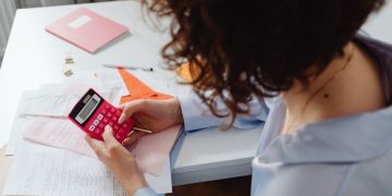 Experții în finanțe personale explică cele mai comune greșeli pe care le faci când intri în panică financiară