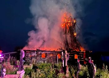Incendiu de proporții la biserica de lemn din Posta. Flăcările au cuprins întreaga construcție