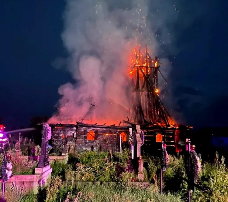 Incendiu de proporții la biserica de lemn din Posta. Flăcările au cuprins întreaga construcție