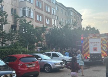 Incendiu pe strada Păltinișului din Baia Mare. 15 persoane s-au autoevacuat din bloc