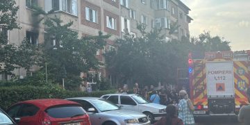 Incendiu pe strada Păltinișului din Baia Mare. 15 persoane s-au autoevacuat din bloc
