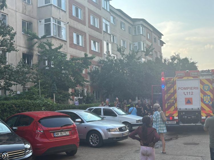 Incendiu pe strada Păltinișului din Baia Mare. 15 persoane s-au autoevacuat din bloc