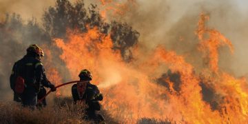 Incendii devastatoare în Creta și peninsula Peloponez, trei pompieri greci au murit. Atenţionare de călătorie emisă de MAE