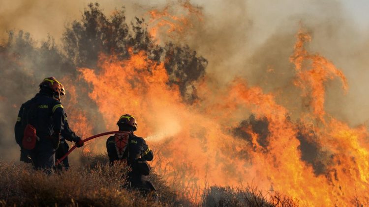 Incendii devastatoare în Creta și peninsula Peloponez, trei pompieri greci au murit. Atenţionare de călătorie emisă de MAE