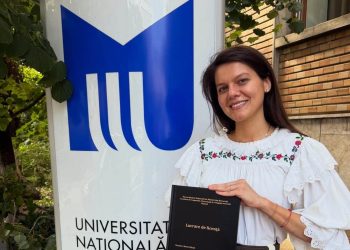 Maria Mihali a absolvit Facultatea de Muzică. Lucrarea de licență, dedicată muzicii de nuntă din Maramureș