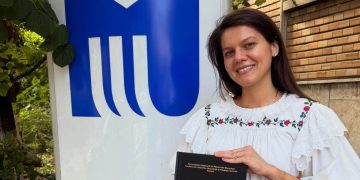 Maria Mihali a absolvit Facultatea de Muzică. Lucrarea de licență, dedicată muzicii de nuntă din Maramureș