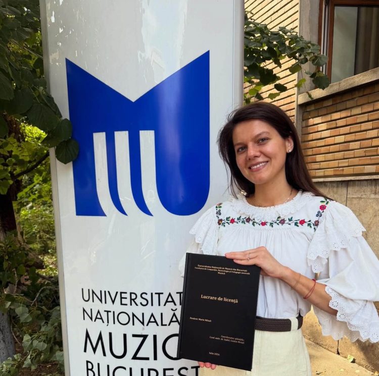 Maria Mihali a absolvit Facultatea de Muzică. Lucrarea de licență, dedicată muzicii de nuntă din Maramureș