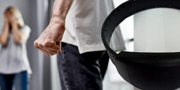 Scandal în familie la Ariniș – Bărbat monitorizat electronic după ce și-a amenințat și agresat soția