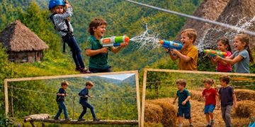 Tiroliană, tir cu arcul și aventură în aer liber, duminică la Muzeul Satului din Baia Mare