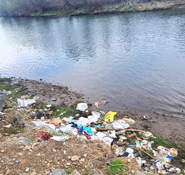 Raport alarmant în Maramureș – Deșeuri și șanțuri colmatate cresc riscul de inundații