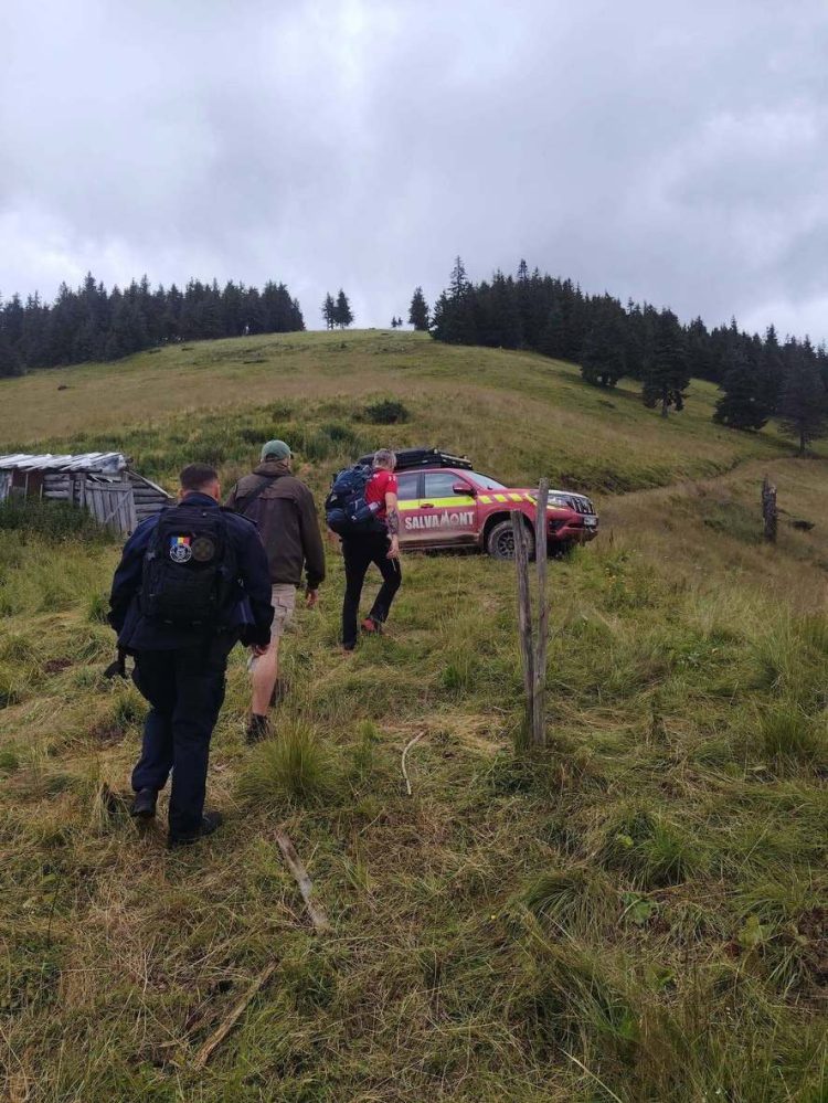 Zile intense pentru echipa Salvamont Maramureş. Au fost salvaţi patru ucraineni rătăciţi în munte, un cioban cu dureri abdominale puternice şi un tânăr rănit după o coborâre în rapel pe cascadă