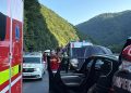 Un bolovan desprins de pe versant a căzut peste o mașină, pe Valea Oltului. Un bărbat a murit