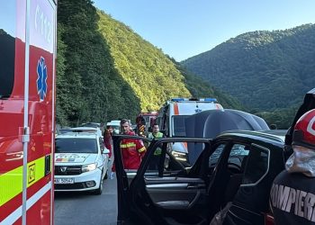 Un bolovan desprins de pe versant a căzut peste o mașină, pe Valea Oltului. Un bărbat a murit