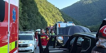 Un bolovan desprins de pe versant a căzut peste o mașină, pe Valea Oltului. Un bărbat a murit
