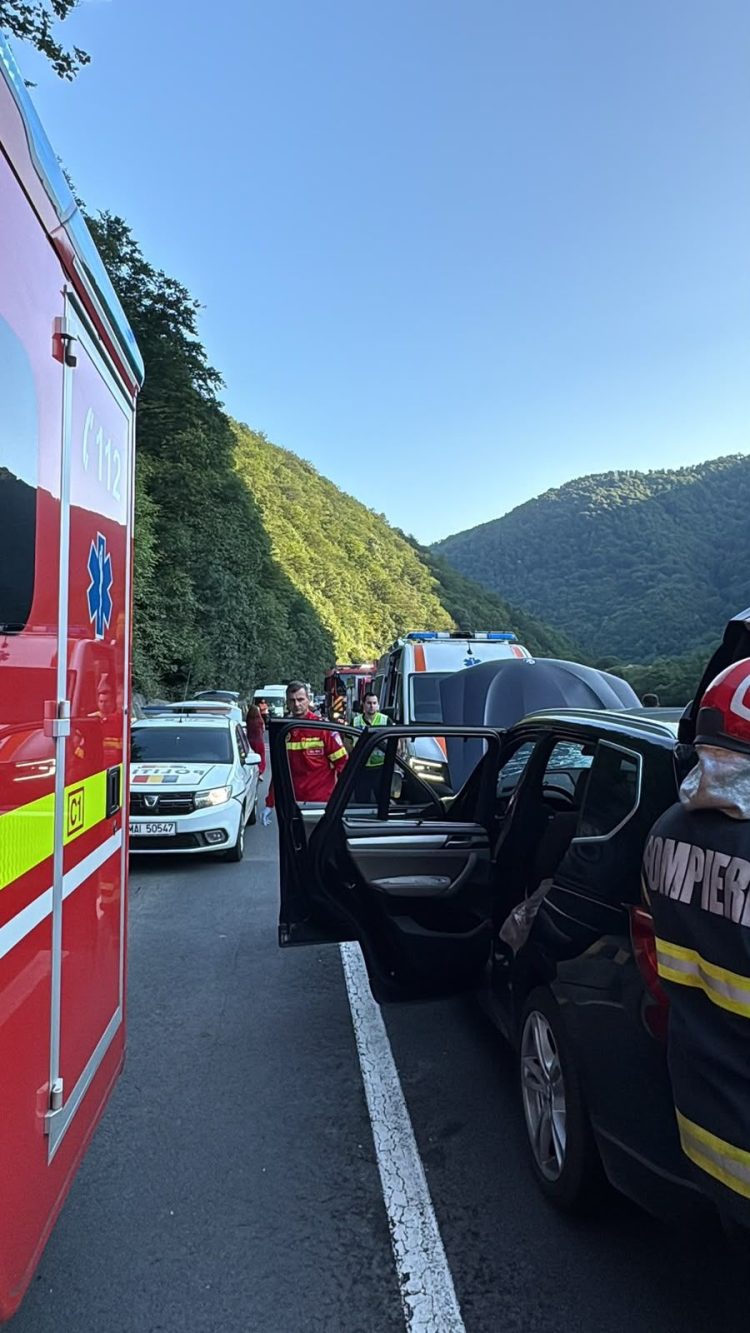 Un bolovan desprins de pe versant a căzut peste o mașină, pe Valea Oltului. Un bărbat a murit