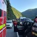 Un bolovan desprins de pe versant a căzut peste o mașină, pe Valea Oltului. Un bărbat a murit