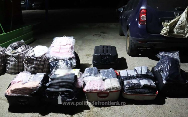 Bunuri susceptibile a fi contrafăcute, în valoare de 25.000 de lei, descoperite în mașina unui cetăţean ucrainean