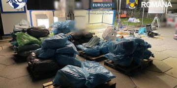 Rețea de droguri vizată de 16 percheziții, inclusiv în Maramureș. Gruparea ar fi transportat 1,7 tone de droguri în Europa – galerie foto