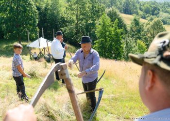 Clacă de cosit în Maramureș: tradiție, muncă și voie bună la cea de-a cincea ediție