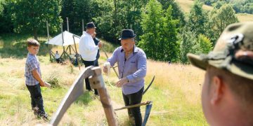 Clacă de cosit în Maramureș: tradiție, muncă și voie bună la cea de-a cincea ediție