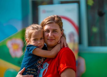 Apel pentru românii din diaspora: Un telefon pe zi poate schimba viața unui copil