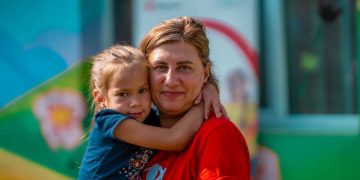 Apel pentru românii din diaspora: Un telefon pe zi poate schimba viața unui copil