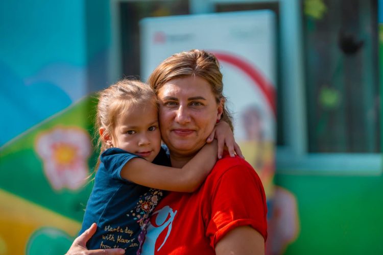 Apel pentru românii din diaspora: Un telefon pe zi poate schimba viața unui copil