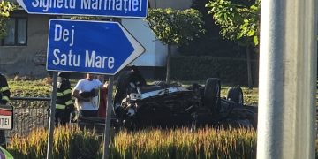Mașină răsturnată într-un loc de joacă din Baia Mare. Șoferul, testat pozitiv pentru consum de alcool