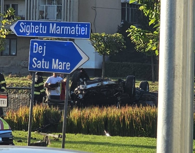 Mașină răsturnată într-un loc de joacă din Baia Mare. Șoferul, testat pozitiv pentru consum de alcool