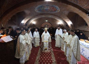 Preasfințitul Timotei Sătmăreanul, la Mănăstirea „Sfântul Proroc Ilie” Dragomirești – Slujba parastasului pentru arhimandritul Sofronie Perța