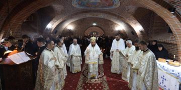 Preasfințitul Timotei Sătmăreanul, la Mănăstirea „Sfântul Proroc Ilie” Dragomirești – Slujba parastasului pentru arhimandritul Sofronie Perța