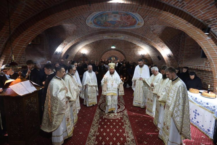 Preasfințitul Timotei Sătmăreanul, la Mănăstirea „Sfântul Proroc Ilie” Dragomirești – Slujba parastasului pentru arhimandritul Sofronie Perța