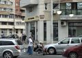 Cerșetorie la intersecție, cu un copil în scaun rulant. Poliția Locală Baia Mare a sesizat Parchetul