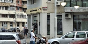 Cerșetorie la intersecție, cu un copil în scaun rulant. Poliția Locală Baia Mare a sesizat Parchetul