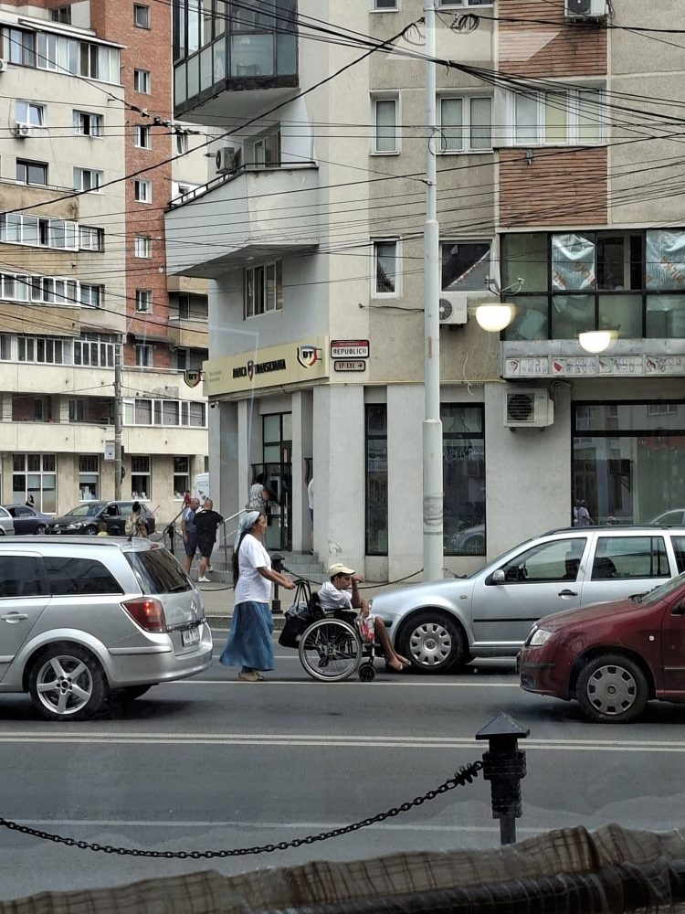 Cerșetorie la intersecție, cu un copil în scaun rulant. Poliția Locală Baia Mare a sesizat Parchetul