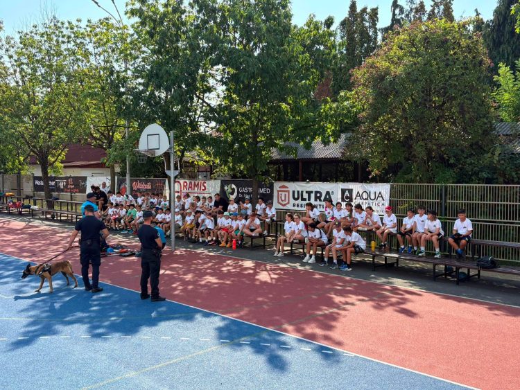 Micii baschetbaliști din Baia Mare au primit lecții de siguranță de la jandarmii montani