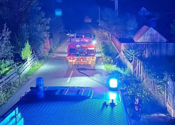 Alertă maximă în Poienile de Sub Munte – Trei case și o victimă, anunțate la incendiu. Ce au găsit pompierii