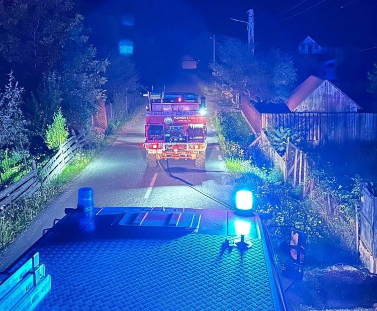 Alertă maximă în Poienile de Sub Munte – Trei case și o victimă, anunțate la incendiu. Ce au găsit pompierii