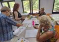 Culoare, suflet și bucurie: senioarele din Baia Mare descoperă magia picturii