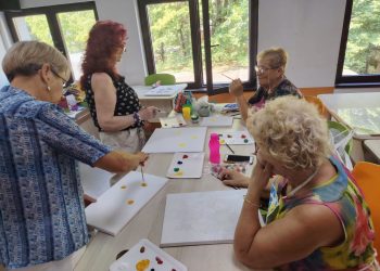 Culoare, suflet și bucurie: senioarele din Baia Mare descoperă magia picturii