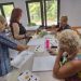 Culoare, suflet și bucurie: senioarele din Baia Mare descoperă magia picturii