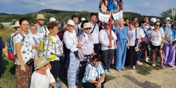 Pelerinii din Lăpuș, în drum spre Mănăstirea Nicula: credință, rugăciune și comuniune